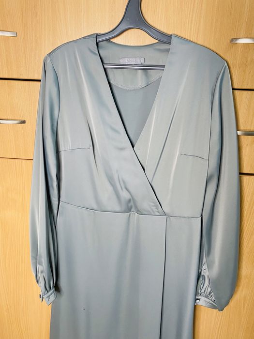 Продам б/у вечернее атласное платье.