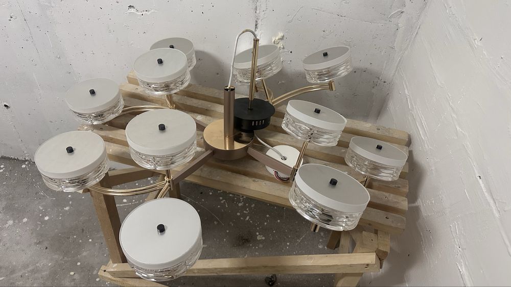 Продам люстру новую