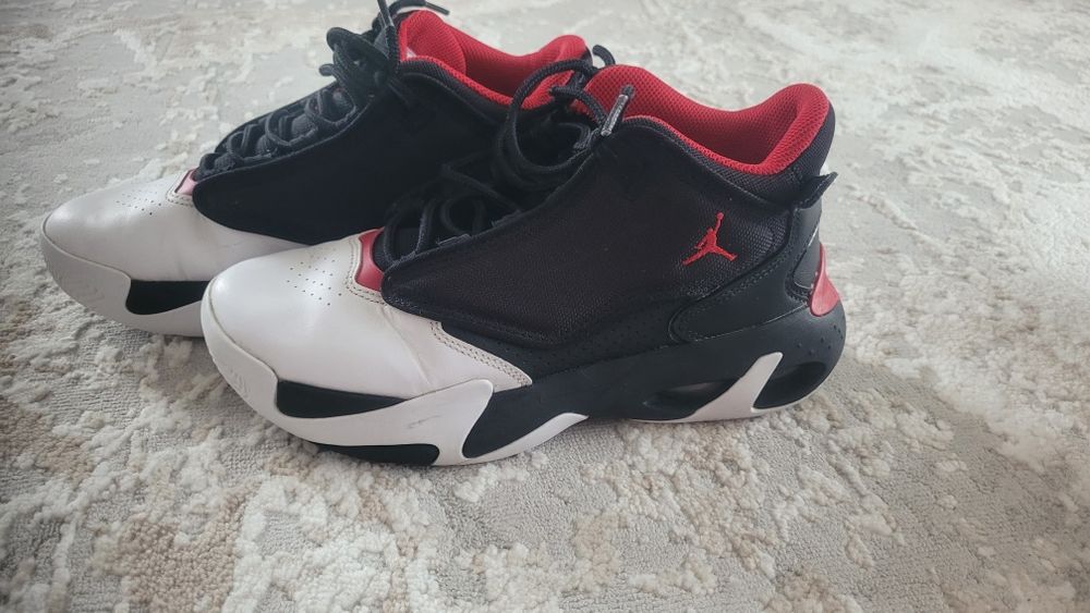 Adidasi  Nike Jordan max aura 4