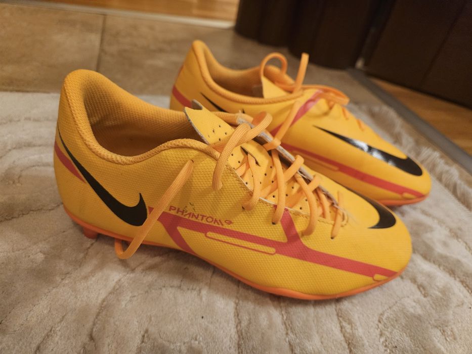Ghete fotbal Nike Phantom marime 37.5
Purtati de două ori