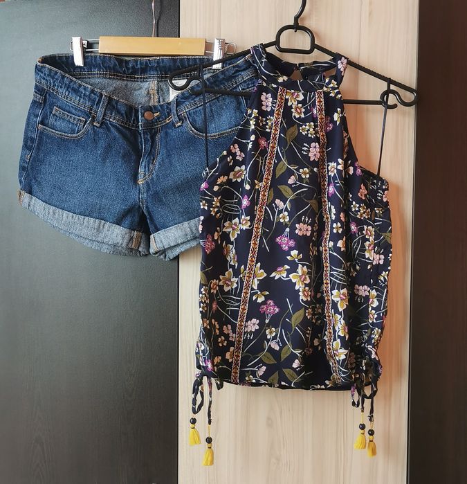 Сет от къси дънкови панталонки и флорален топ