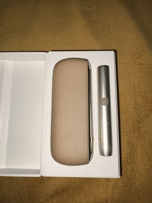 Iqos Iluma + cutia originală