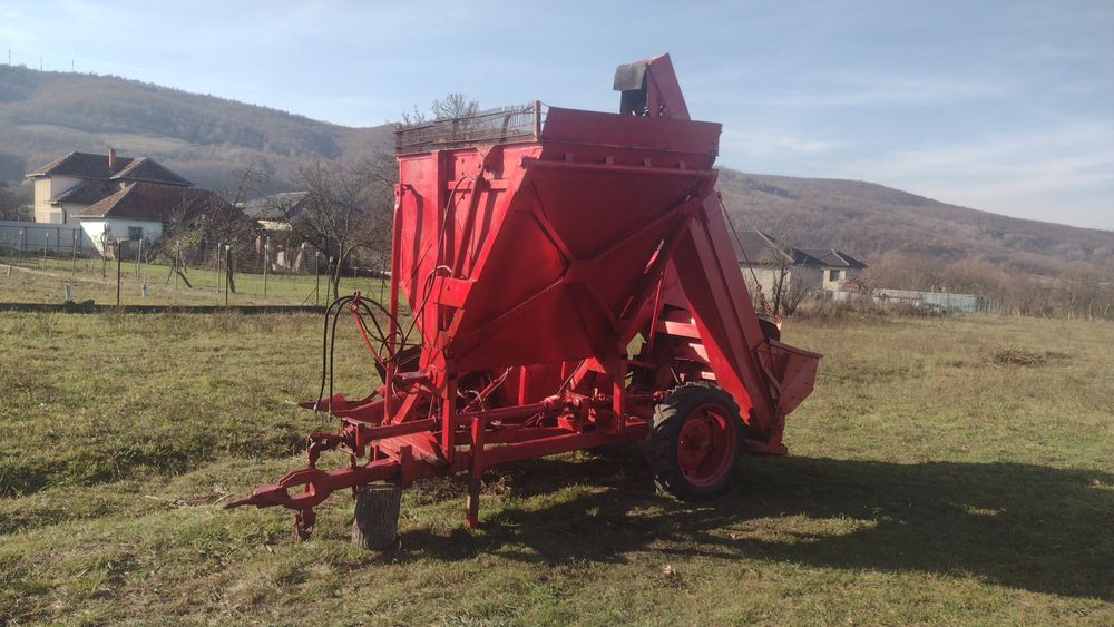 Vând culegătoare porumb,cu masa hidraulică