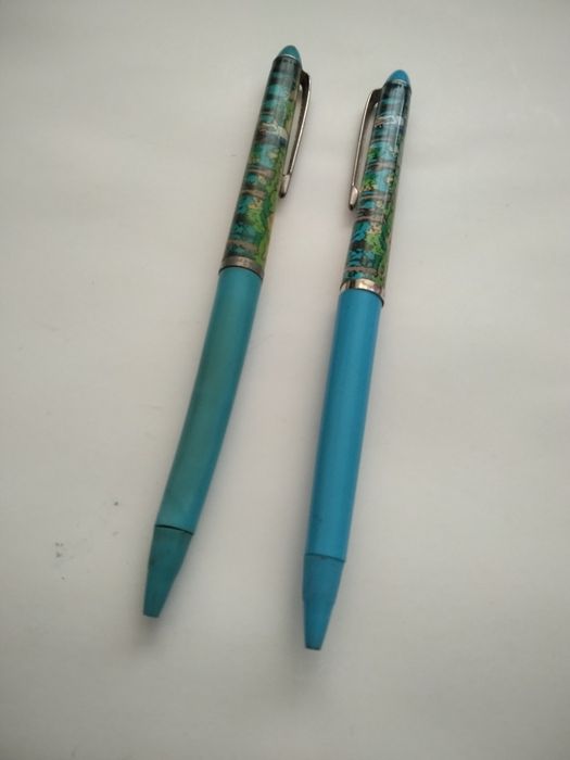 Продавам 2 броя химикалки с плуваща фигурка от времето на 1980 година