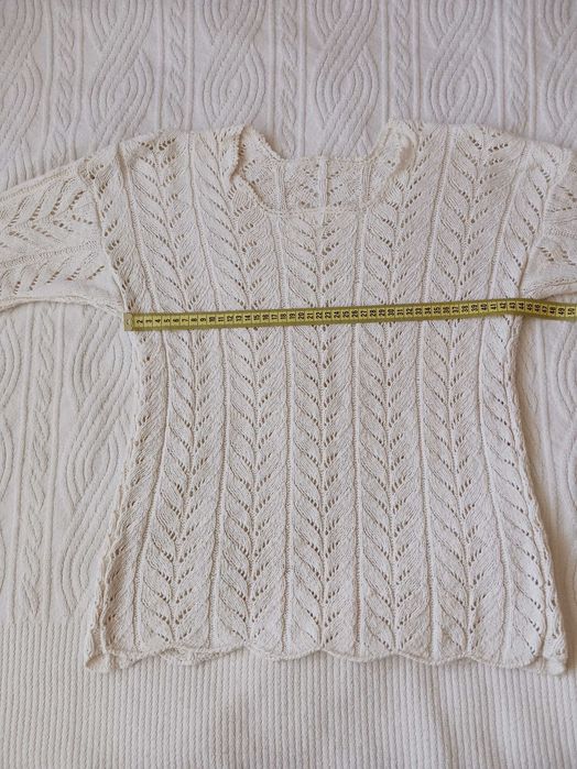 Продавам ръчно плетен на ръка дамски комплект - блуза и пола