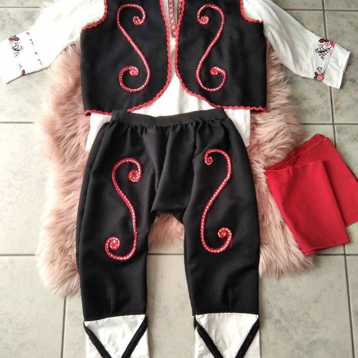 Народна носия със ширити за момче