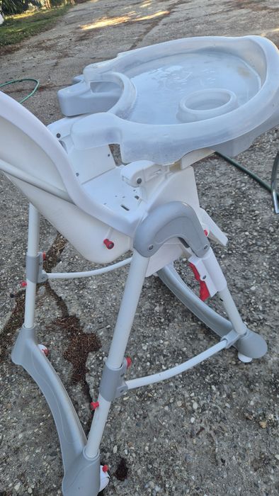 scaun de masă pliabil pentru copii, realizat din plastic alb și gri, cu cadru metalic