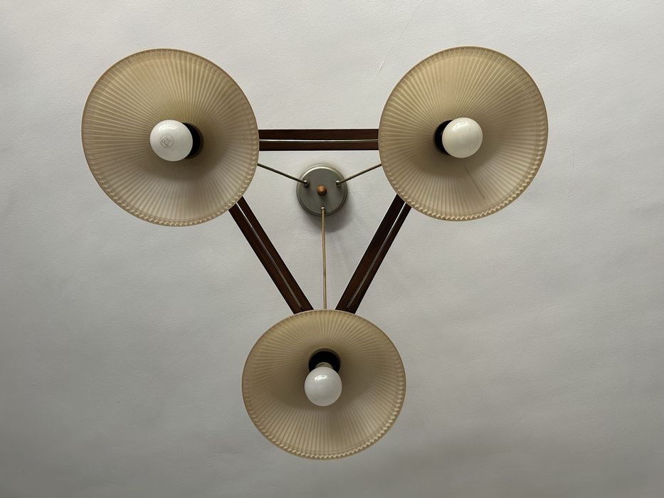 Висящ полилей  с три крушки от дърво и стъкло