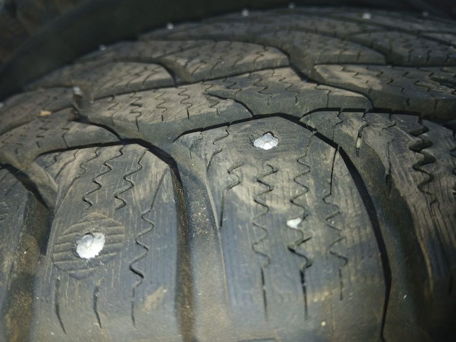 Продам шины шипованные