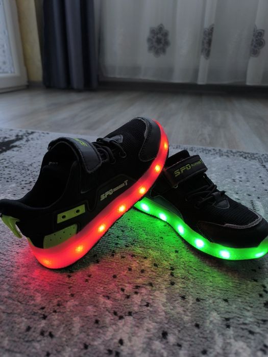Adidași cu luminițe