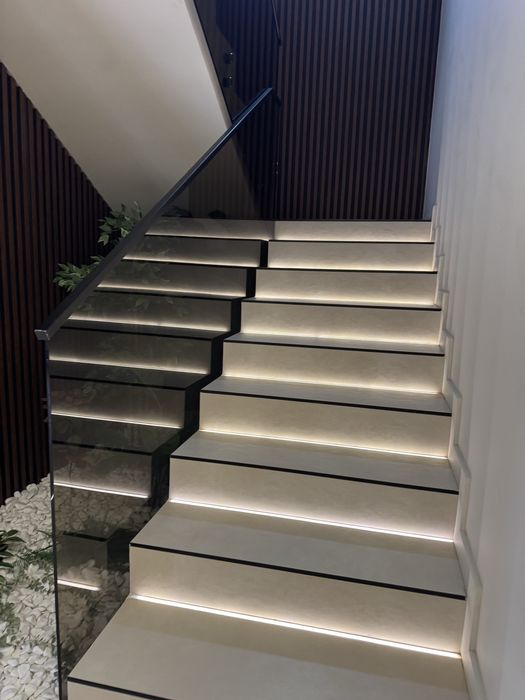 Balustrada din sticla securizata fixata lateral in conectori