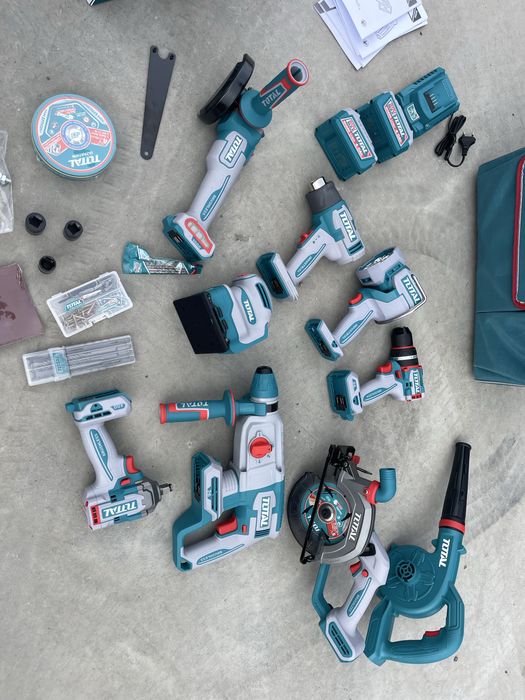 Set scule Total pe acumulator 20 volti Oferta