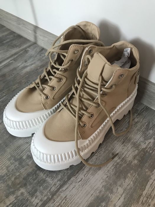 Бежови кецове