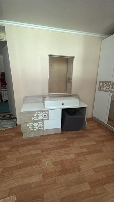 Спальный гарнитур почти новая