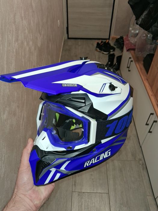 Каска чисто нова