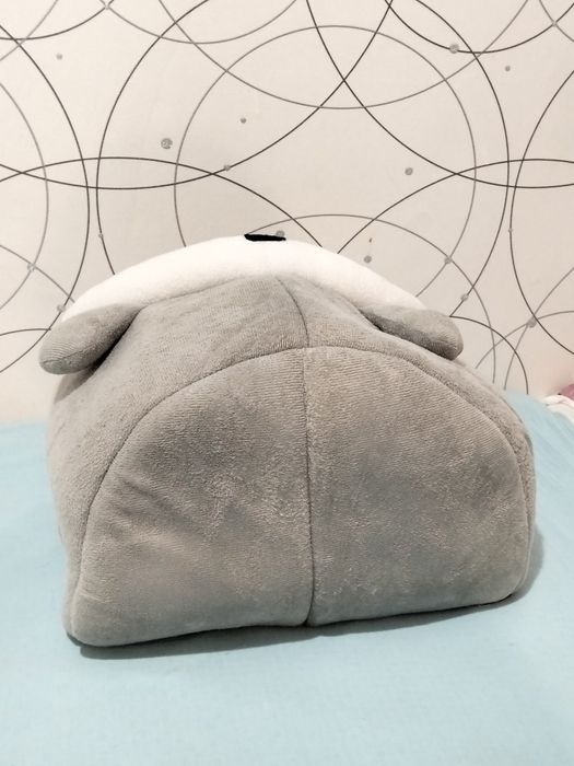 кошачий домик с игрушкой