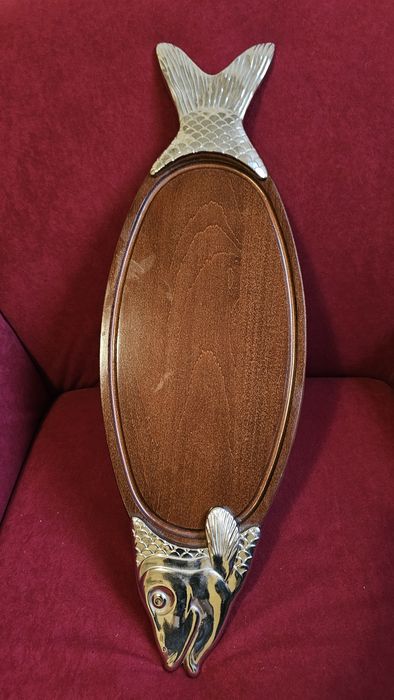 Platou pentru servit pește din lemn si metal argintat.