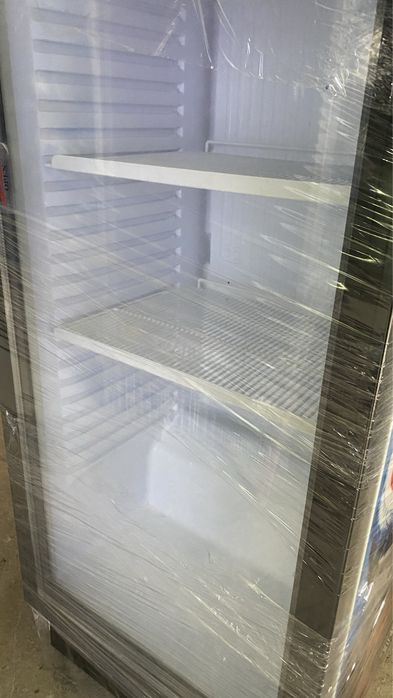 Vitrina frigorifica verticala pentru sucuri