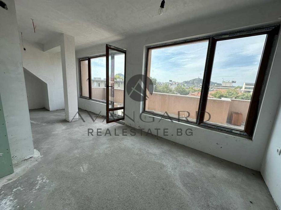 оф.23987 Просторен тристаен/ Център