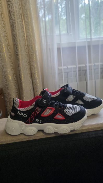 Продам новые летние кроссовки 32р
