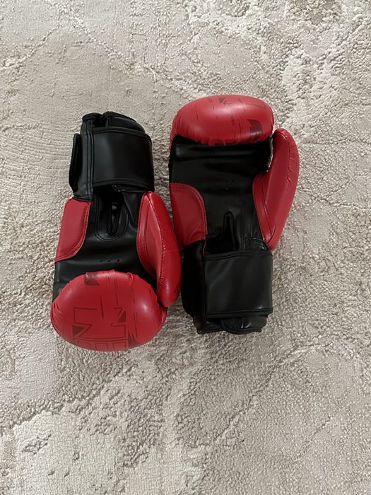 продаю перчатки,шлемы