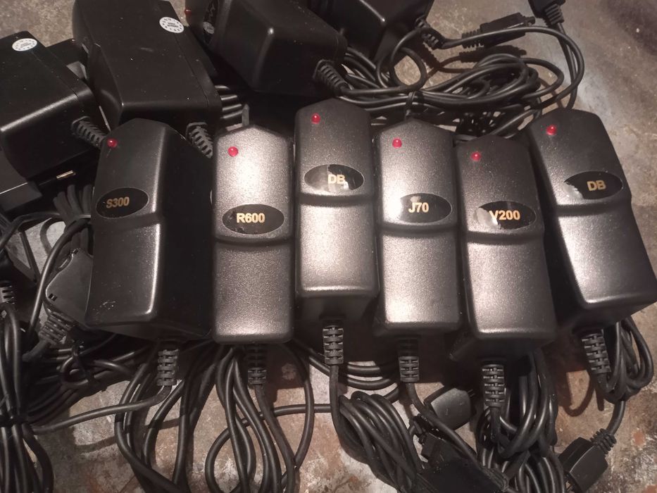 Зарядни за телефони.