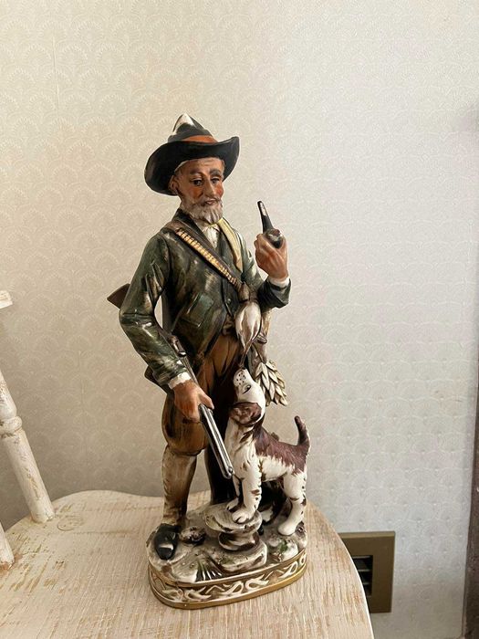 Продавам старинна  порцеланова  статуетка