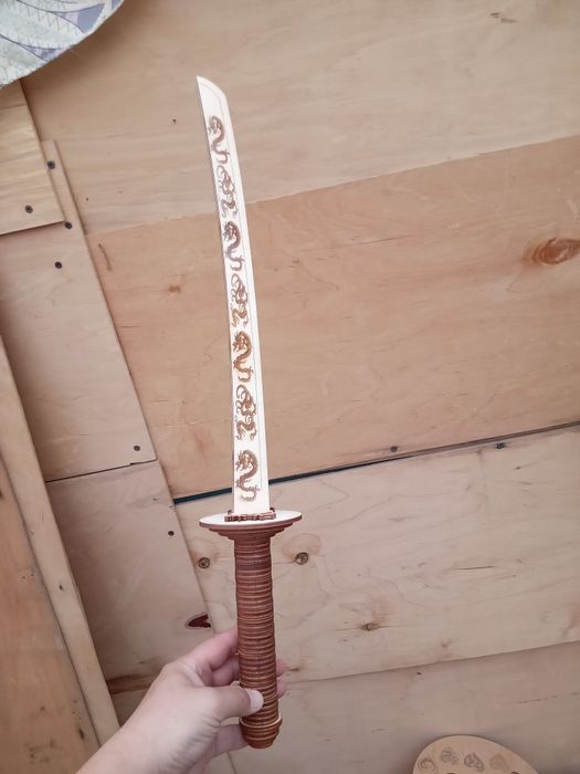 Игрушечный деревянный меч