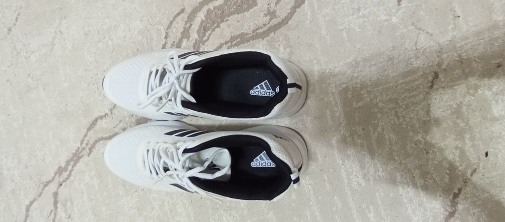 Белые спортивные кроссовки