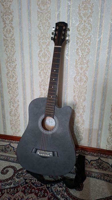 Gitara srochna sotiladi
