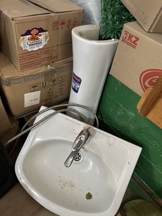 Продам б/у унитаз и раковину со смесителем