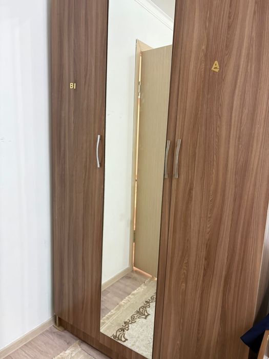 Продам шкаф с  трех дверю