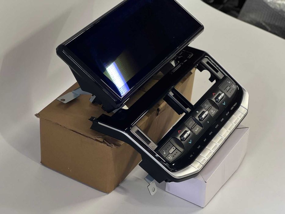 Монитор на Land Cruiser 300