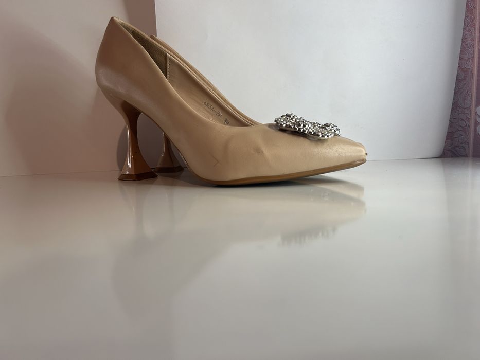 Женские туфли со стразами