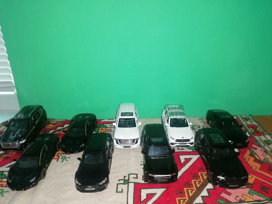 Метални колички с отварящи се врати,работещи фарове и звук от двигател