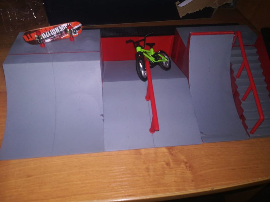 Скейт парк с фингербордами