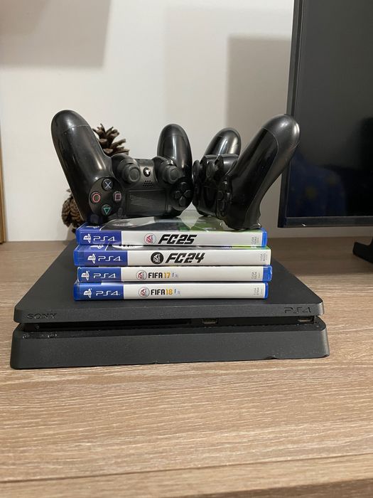 Play station 4 cu două manete si patru jocuri Fifa