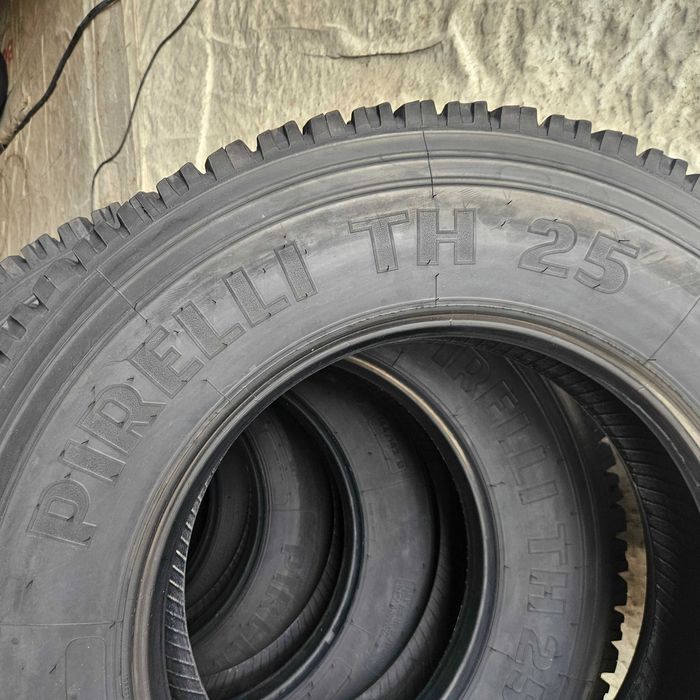2 броя Тежкотоварни гуми 10R22.5 Pirelli TH25 144/142M M+S