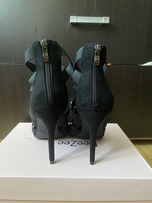 Sandale cu toc,negre, impecabile