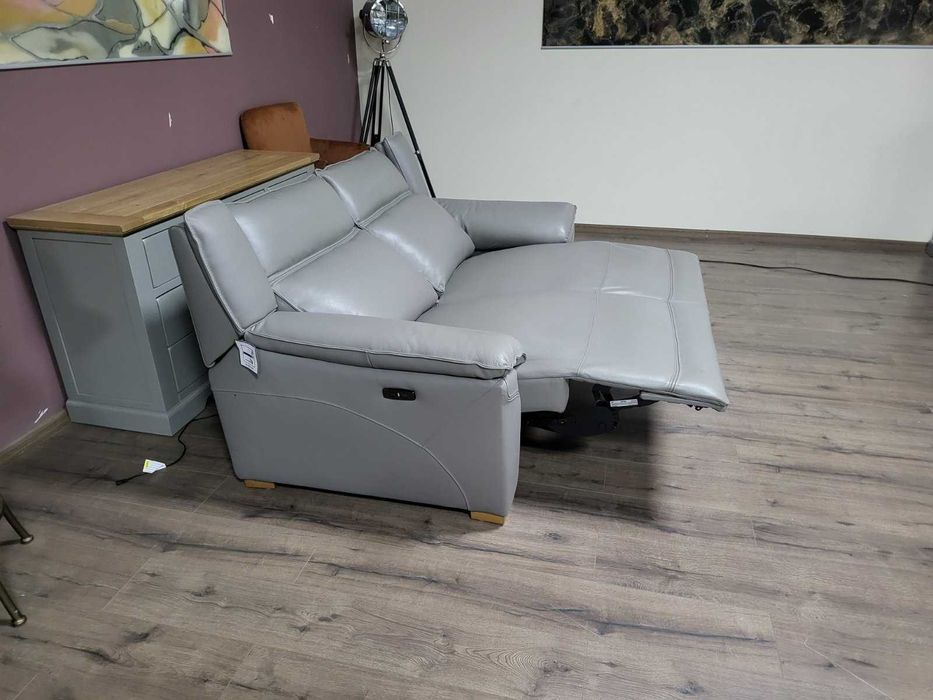 Сив кожен диван двойка с електрически релаксиращ механизъм