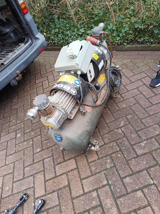 Compresor 380 V. Schimb cu lemne de foc
