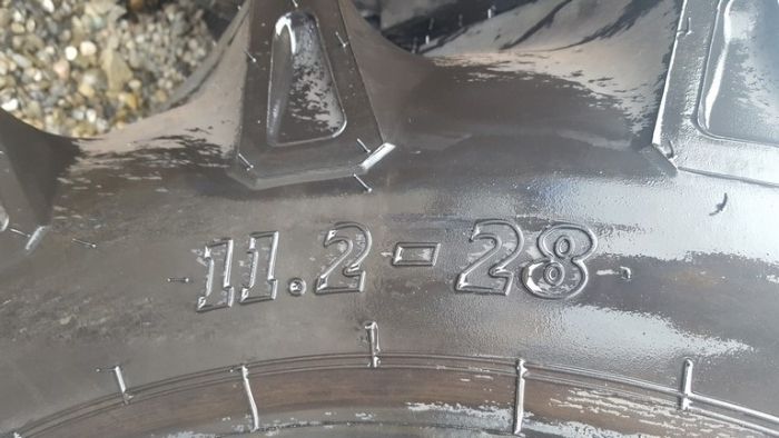 11.2-28 Cauciucuri de tractor spate 11.2 pe janta de 28 sunt noi BKT