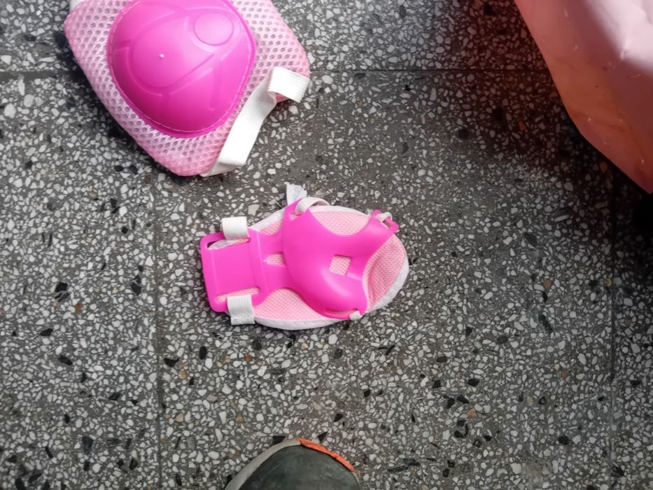 Дамски кънки с наколенки лакатници