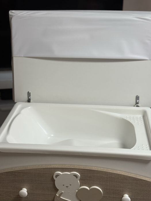 Шкаф с вана вградена за новородени