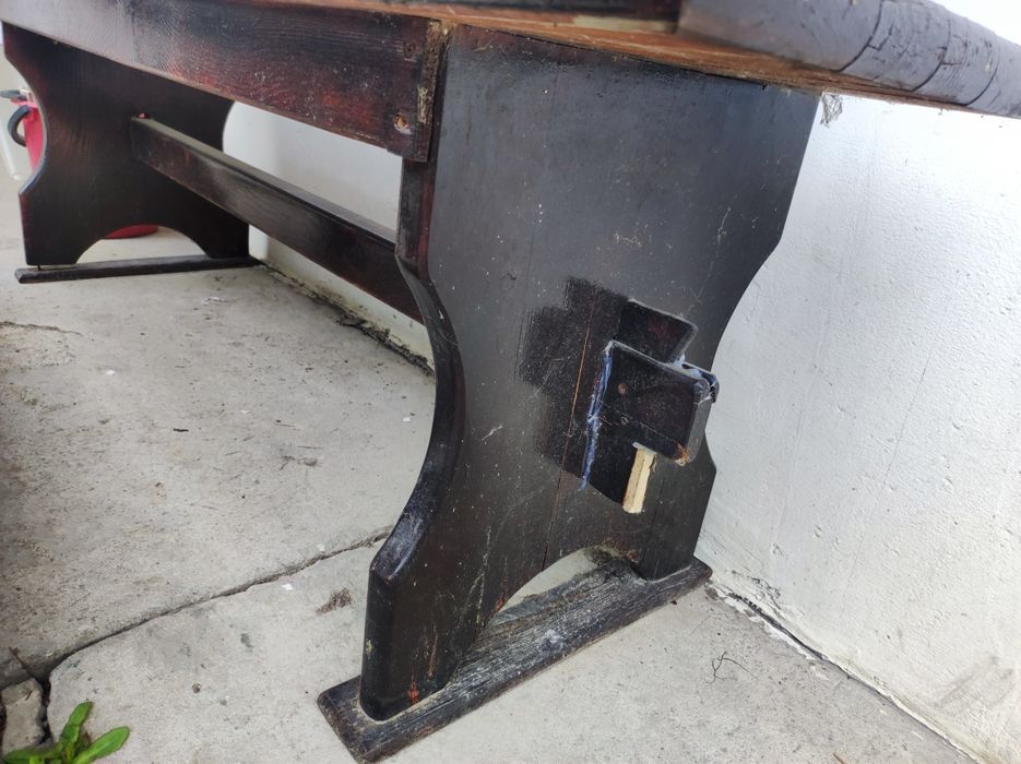 Дървена маса с пейки тип баварска