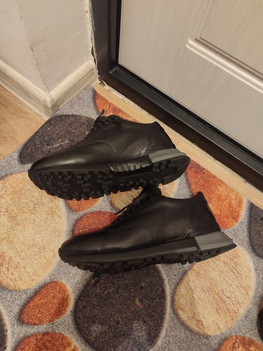 Продам  кроссовки зима