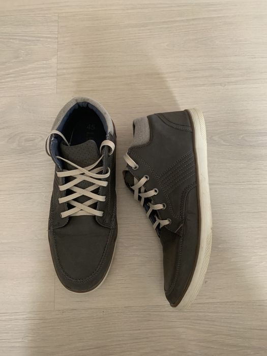 Vand papuci piele(45)superbi.