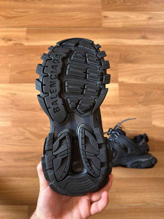 Sneakers Balenciaga cu eticheta (nu Nike, Gucci, Adidas, Balenciaga)