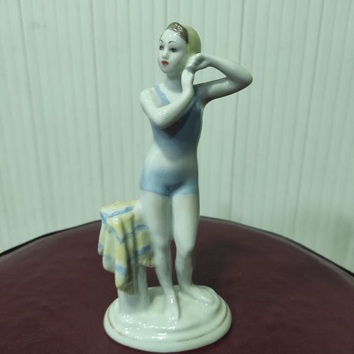 Юная купальщица ЛФЗ