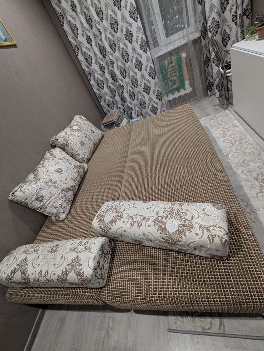 Продам диван с подушками
